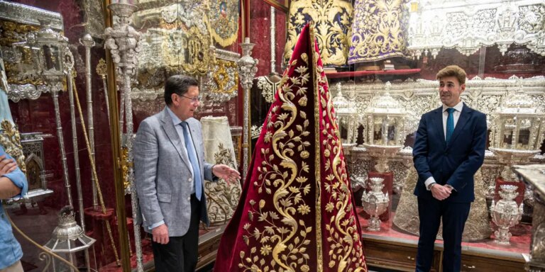 Pasión restaura el manto rojo de la Virgen de la Merced