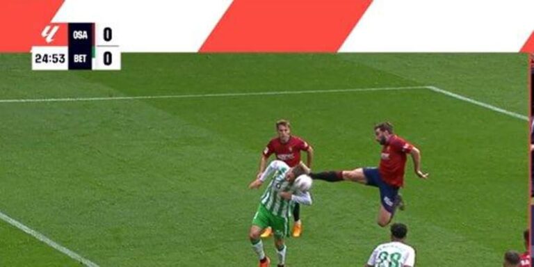 La escalofriante patada de Moncayola a Miranda que motivó su expulsión en el Osasuna