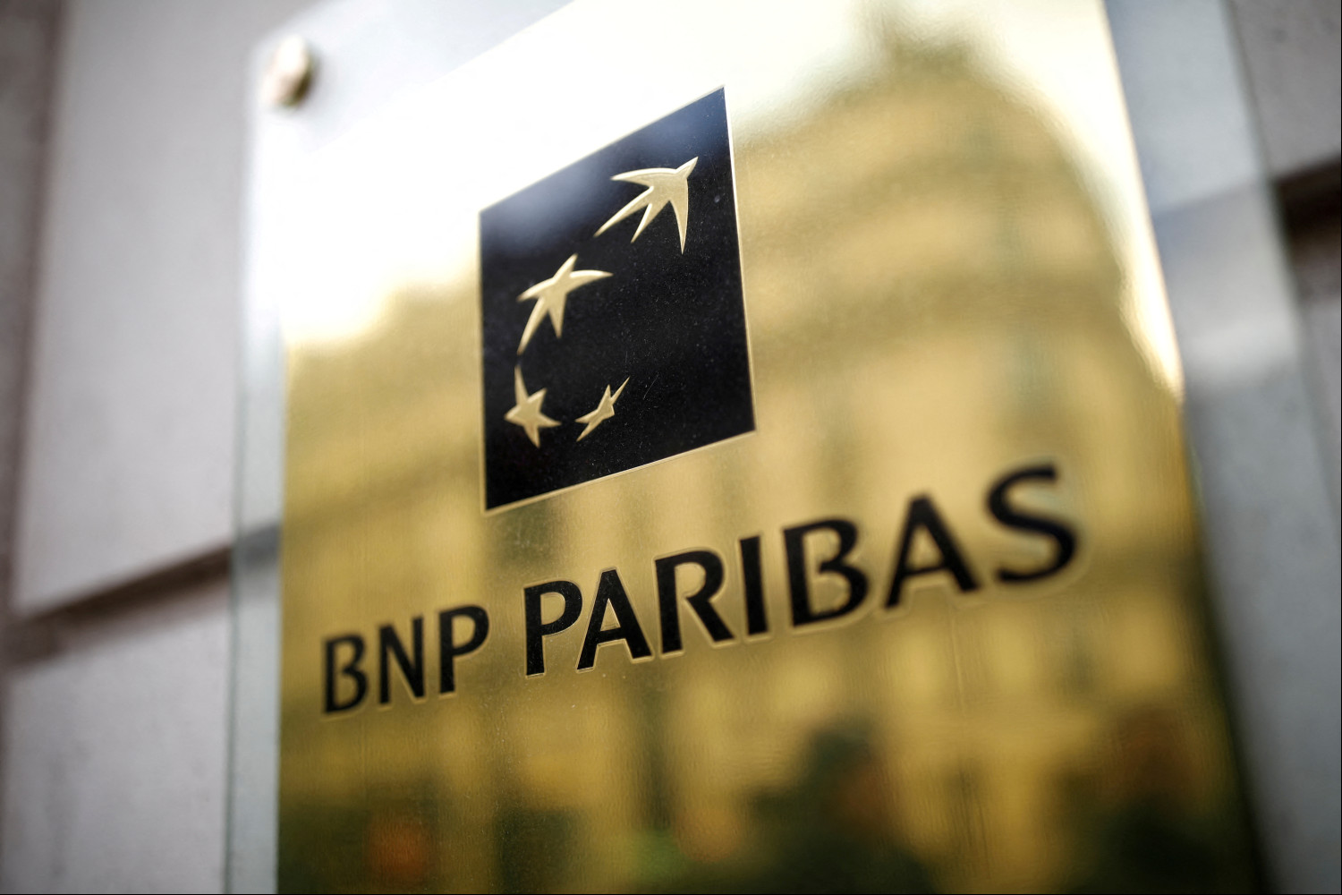 photo d archives du logo bnp paribas sur un immeuble a paris 20230301084315