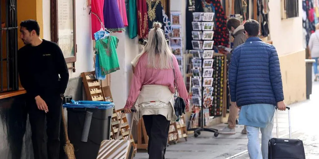 El número de turistas en Andalucía que no duerme en hoteles es un 22% superior al de marzo de 2023
