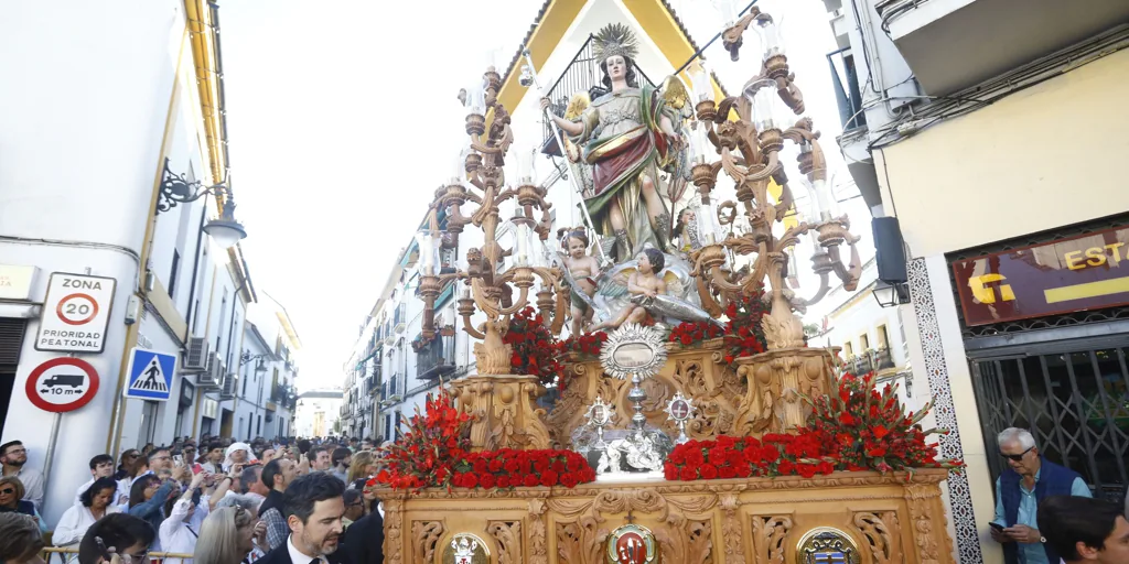San Rafael baja a las calles de Córdoba para escuchar a sus devotos en la procesión