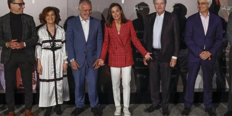 La Reina, obligada a llevar deportivas en un acto oficial por prescripción médica