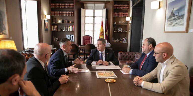 Page amenaza con cerrar el trasvase hasta que el Levante no consuma el 100% del agua desalada