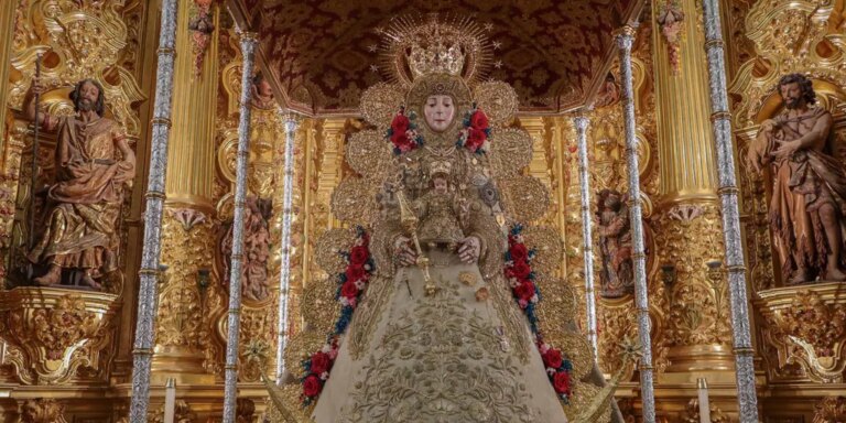 La Virgen del Rocío ya está en su paso procesional para la romería