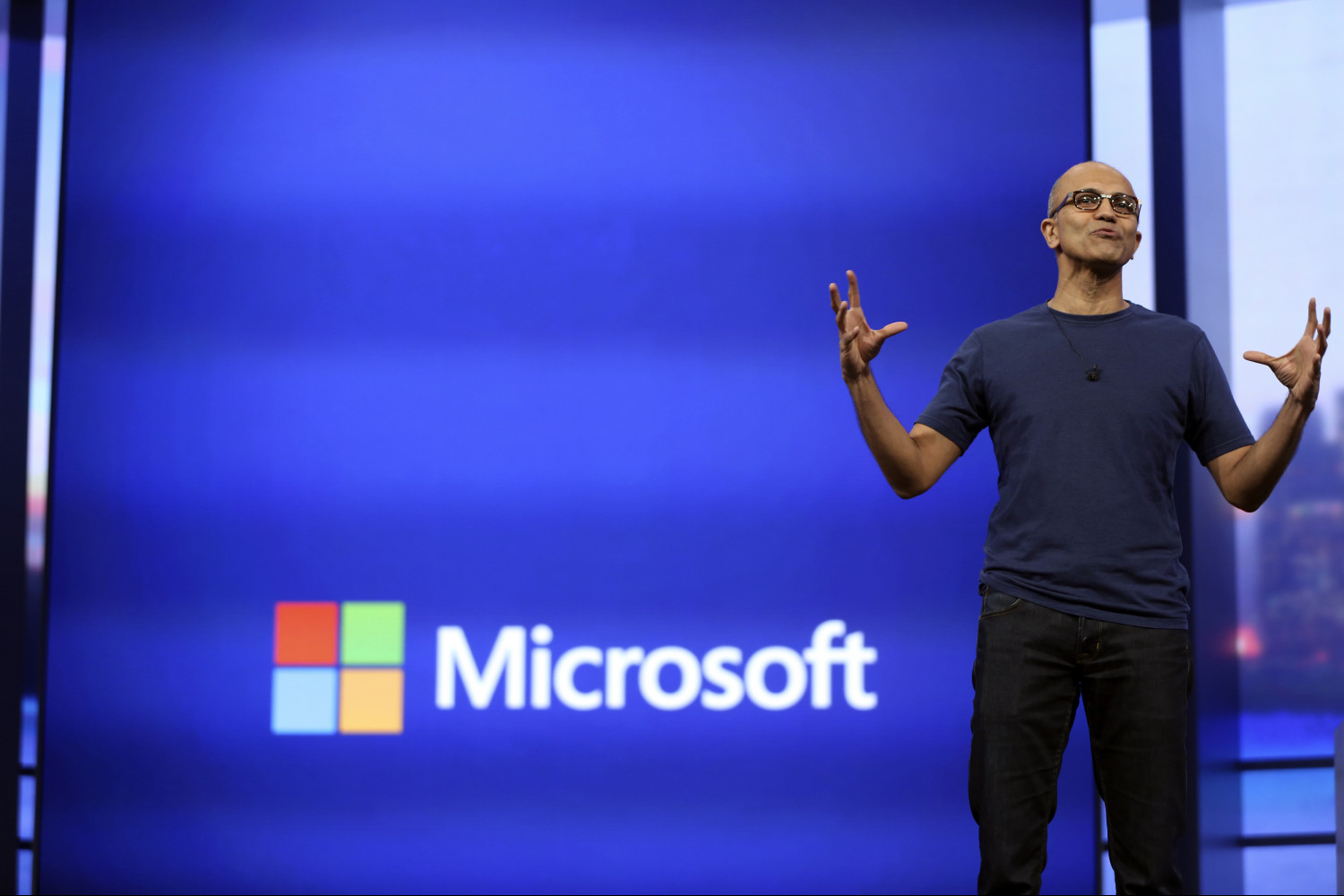 Nadella (Microsoft) cree que los ordenadores con IA "revivirán la rivalidad entre PC y Mac"