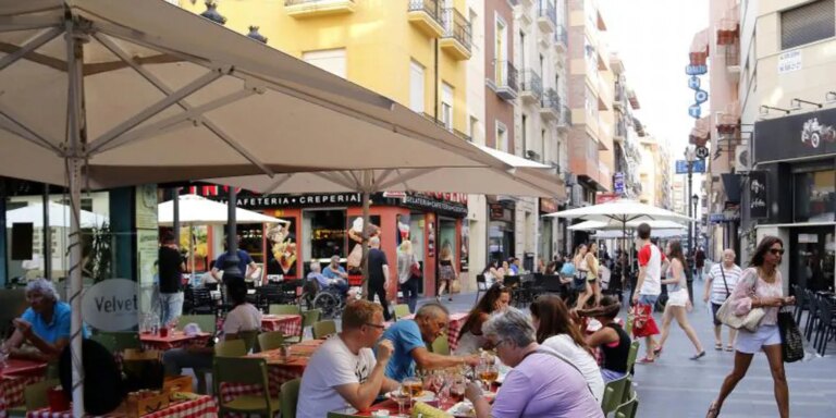El Ayuntamiento de Alicante anuncia medidas por el ruido en Castaños y estudia recurrir la sentencia que obliga a crear una ZAS
