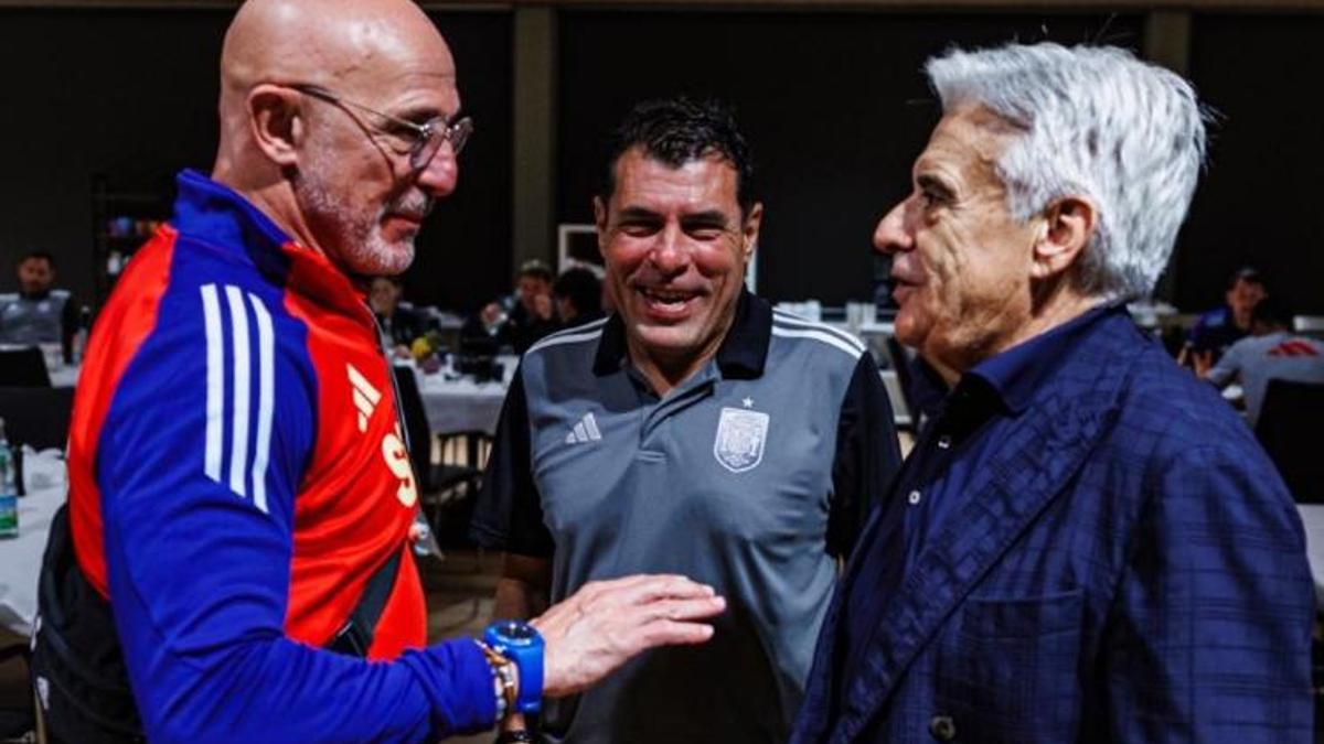 Pedro Rocha saluda a Luis de la Fuente durante su visita relámpago al campamento de la selección