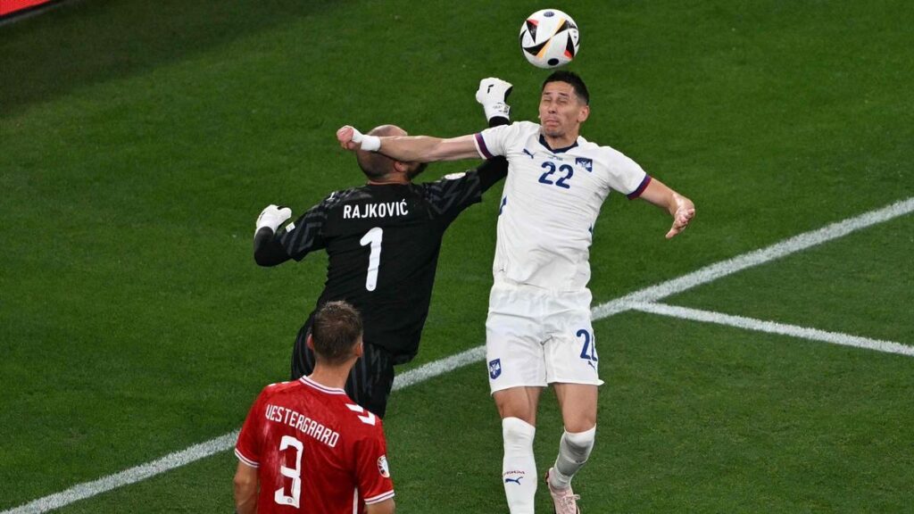 Rajkovic y Lukic intentan despejar un balón aéreo ante Vestergaard en el Dinamarca-Serbia, que se jugó en Múnich.