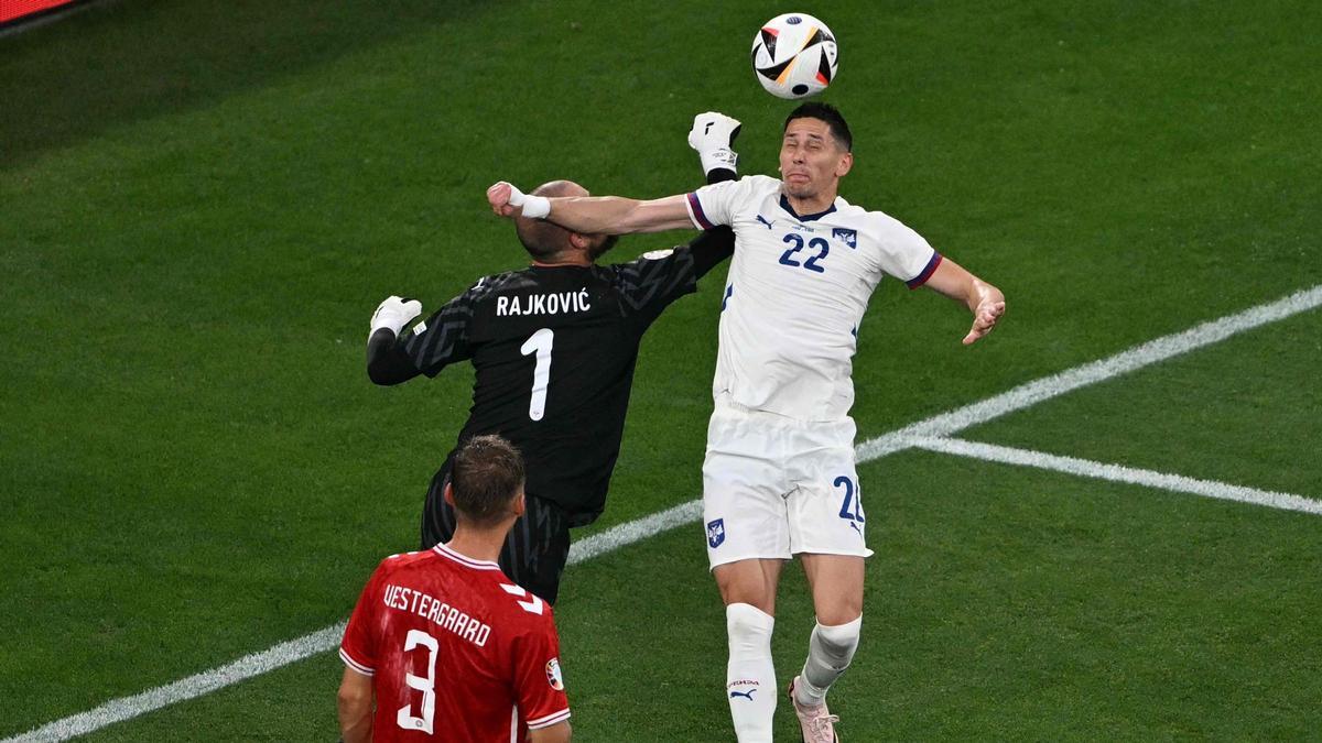 Rajkovic y Lukic intentan despejar un balón aéreo ante Vestergaard en el Dinamarca-Serbia, que se jugó en Múnich.