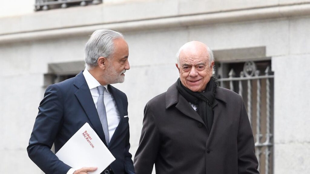 El expresidente del BBVA Francisco González (d) y su abogado, Jesús Santos, en una imagen de archivo.