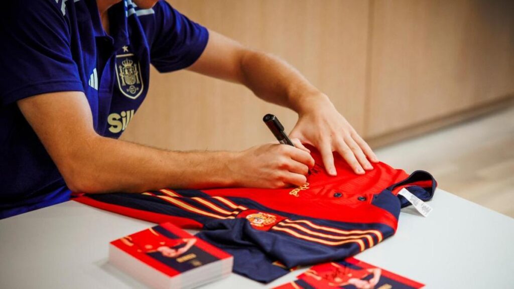 Un jugador de la selección firma autógrafos en el campamento base de Donaueschingen