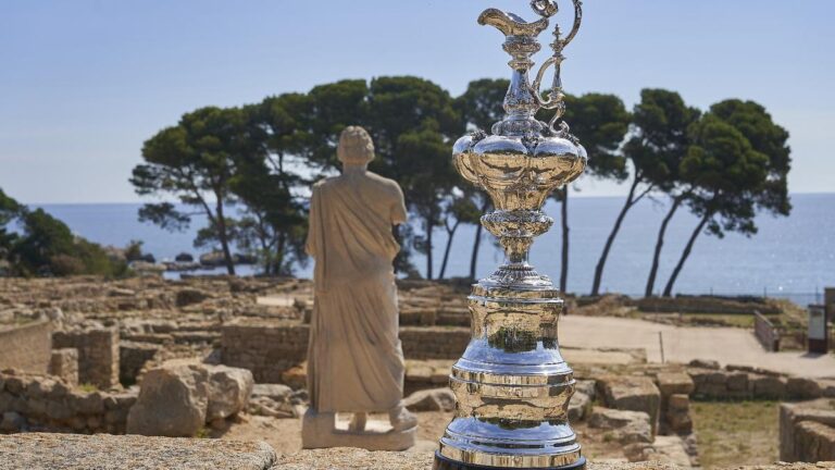 La jarra de las cien guineas, trofeo de la Copa América de vela, en las ruinas de Empúries, en L'Escala (Alt Empordà) en el tour iniciado este martes por siete puertos catalanes.