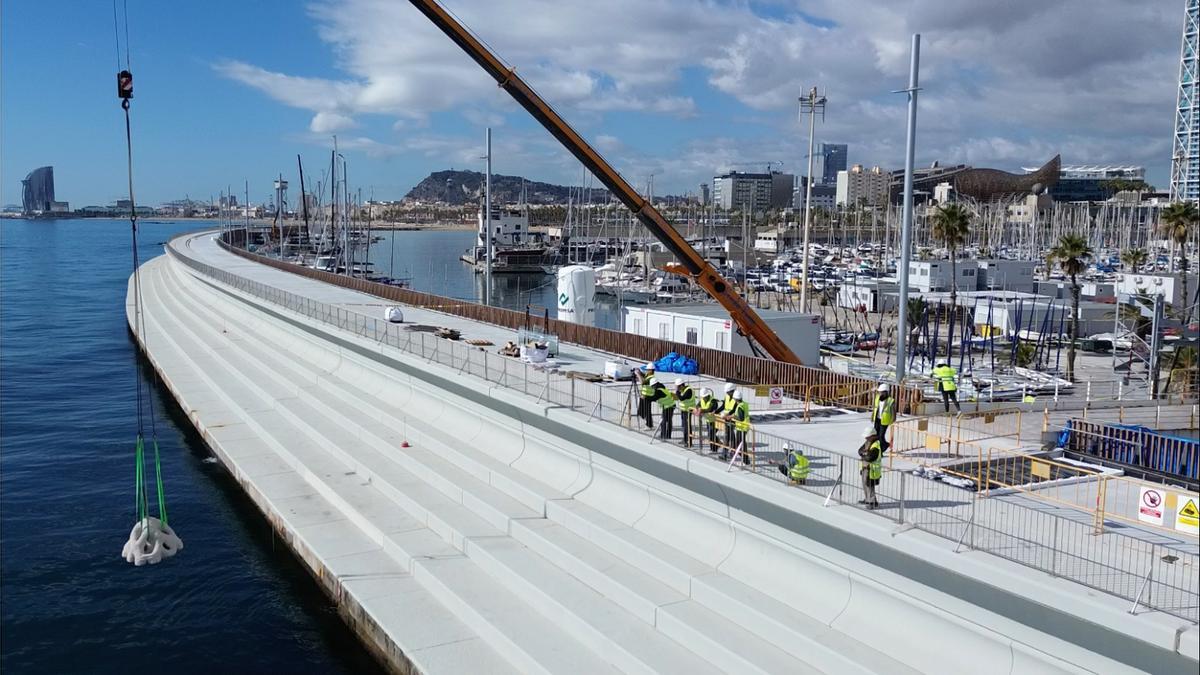 Colocación de estructuras regenerativas de biodiversidad marina de Underwater Gardens en el Dic de Recer del Port Olímpic.