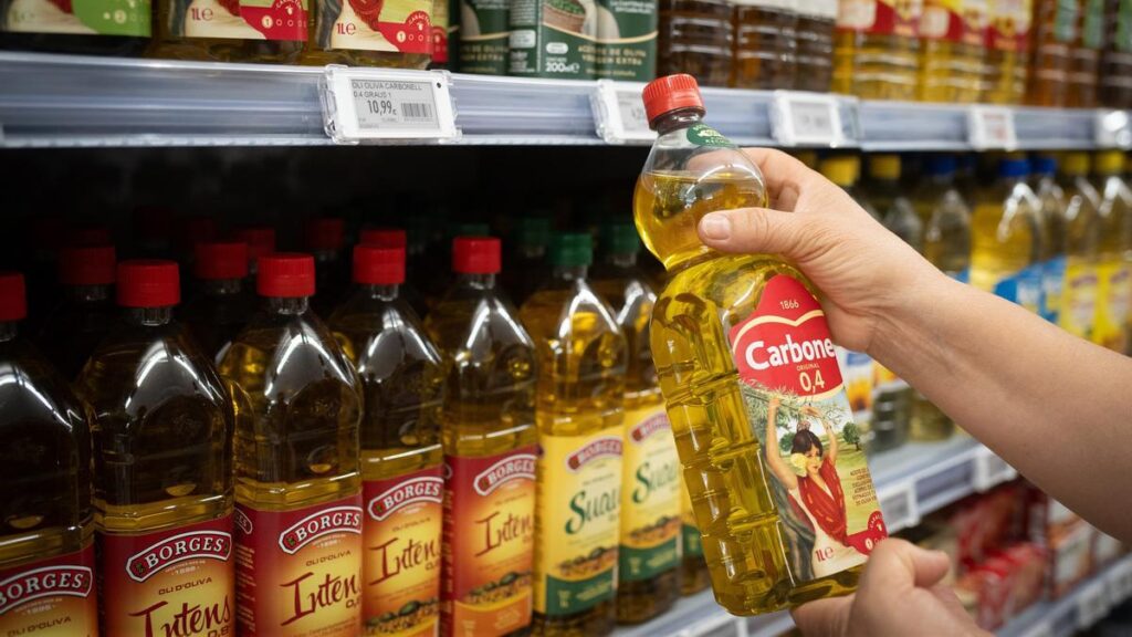 Una persona sostiene una botella de aceite, en Barcelona, Cataluña.