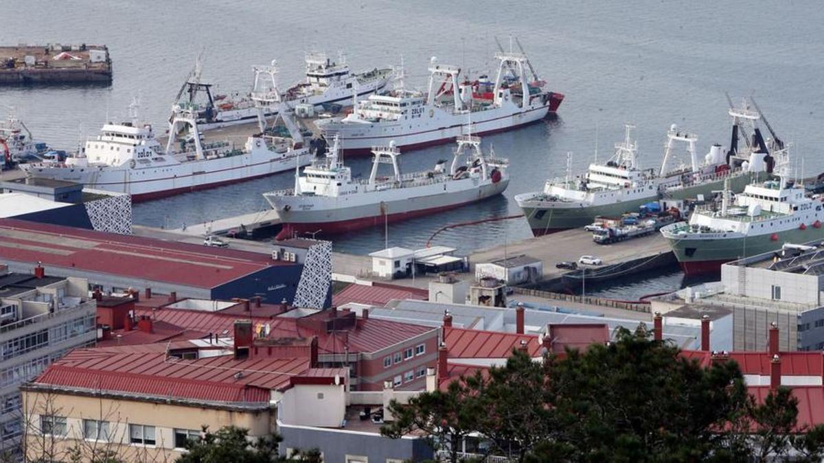 Vista aérea del muelle de Beiramar con media docena de grandes pesqueros.