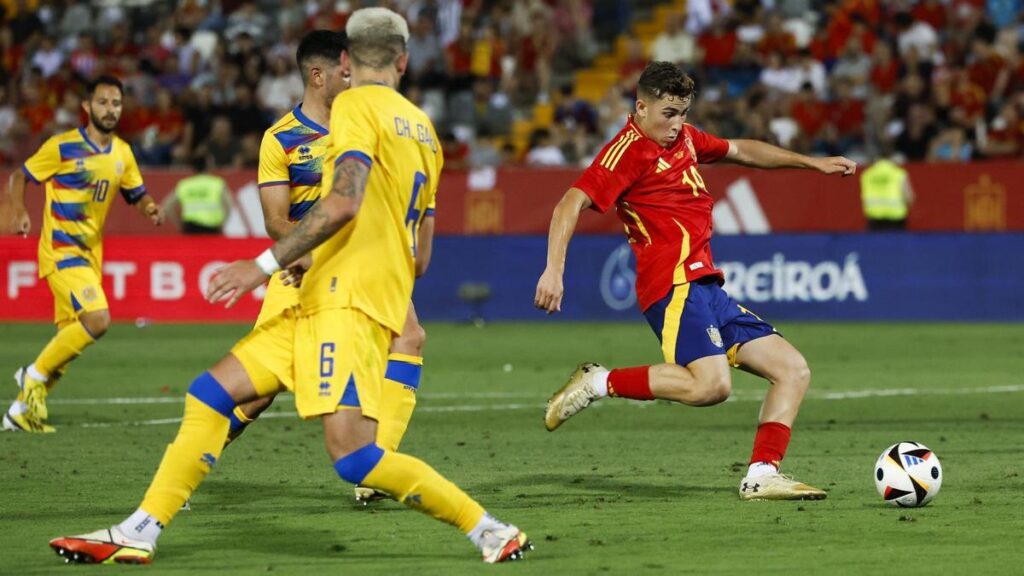 Fermín López dispara a la portería de Andorra en su estreno con la selección española.