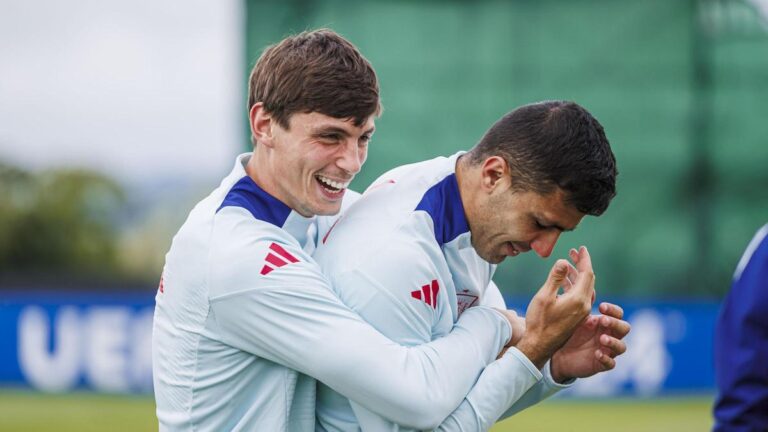 Le Normand bromea con Rodri en un entrenamiento de España