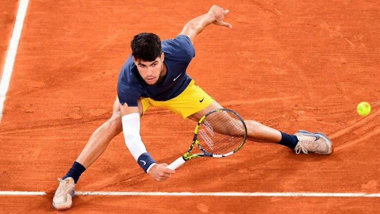 Alcaraz, en acción en Roland Garros.