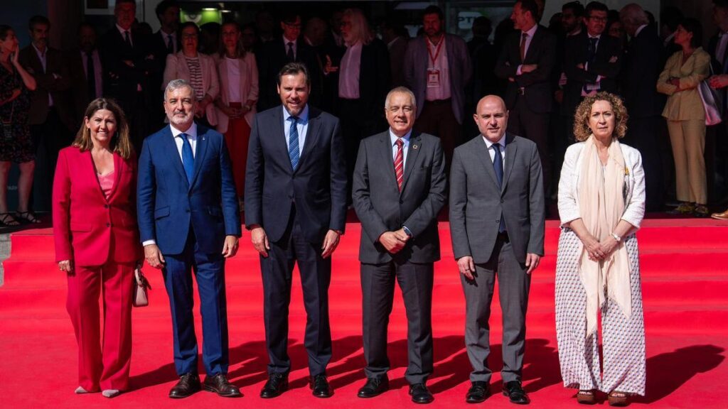 Blanca Sorigué (CZFB), el alcalde Jaume Collboni, el Ministro Óscar Puente, Pere Navarro (CZFB), el delegado del Gobierno en Barcelona, Óscar Prieto, y la consellera Esther Capella, a las puertas del SIL 2024