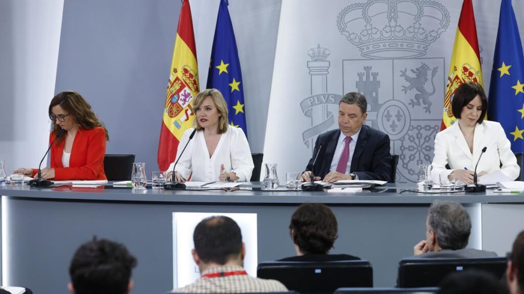 MADRID, 18/06/2024.- (De i a d) La ministra de Sanidad, Mónica García; la ministra de Educación, Formación Profesional y Deportes y portavoz del Gobierno, Pilar Alegría; el ministro de Agricultura, Pesca y Alimantación, Luis Planas; y la ministra de Ciencia, Innovación y Universidades, Diana Morant; ofrecen una rueda de prensa posterior a la reunión semanal del Consejo de Ministros