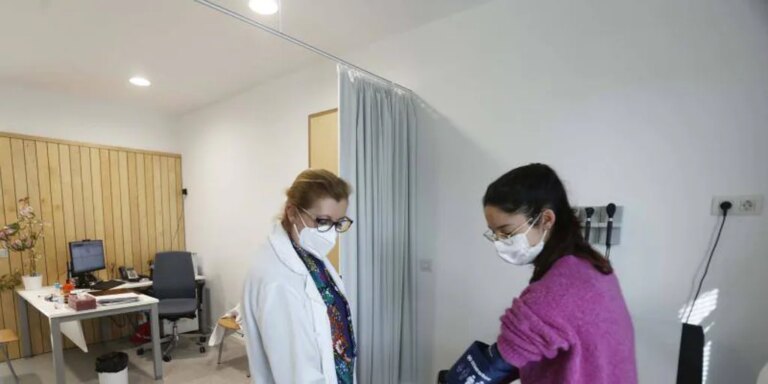 Un centenar de mires reforzarán este verano los centros médicos gallegos