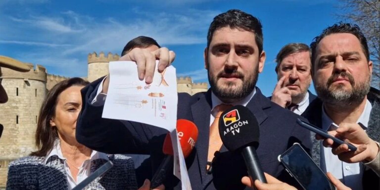 El vicepresidente de Aragón, de Vox, rompe un folleto sobre el Ramadán y pide al Gobierno que no se conceda la nacionalidad a ciudadanos de países islámicos