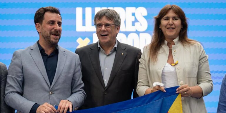 Junts se desploma arrastrando a todo el secesionismo y el PSC arrasa en Cataluña