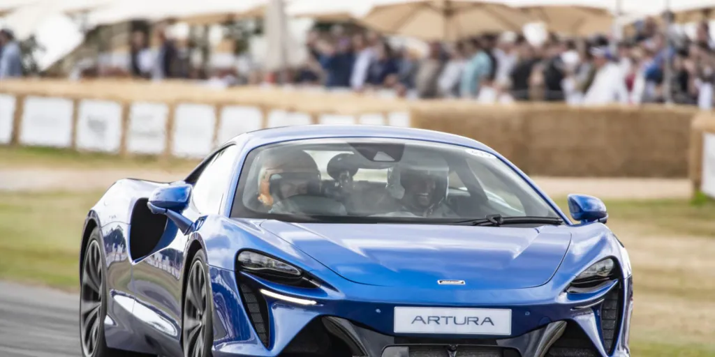 McLaren Artura lidera la 1000 Miglia como «Coche Cero» para la edición de 2024