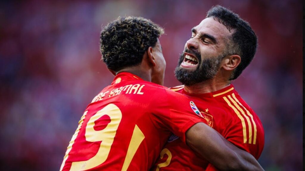 Carvajal se abraza con Lamine Yamal tras el gol del madridista