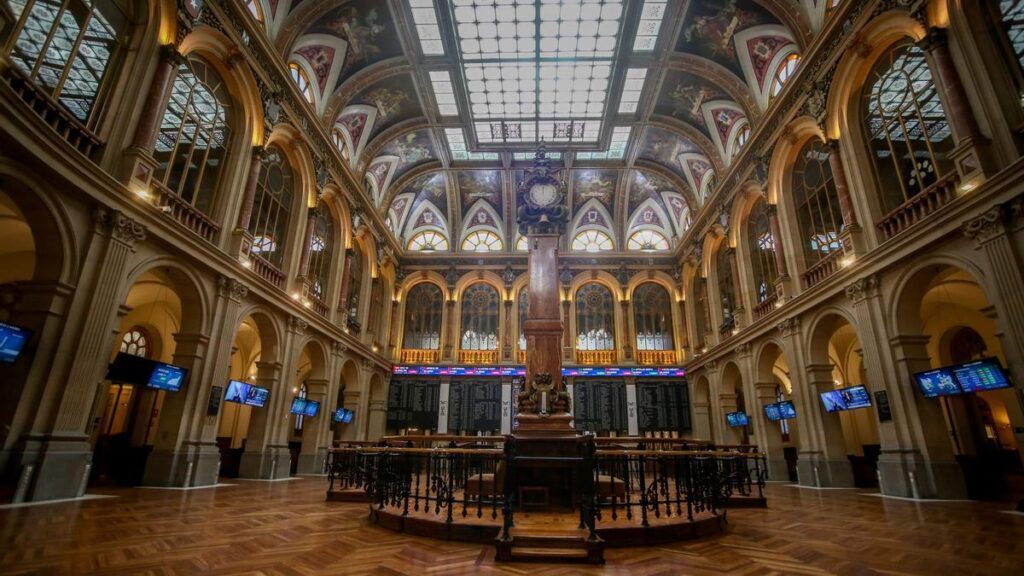 Interior del Palacio de la Bolsa, en Madrid (España)