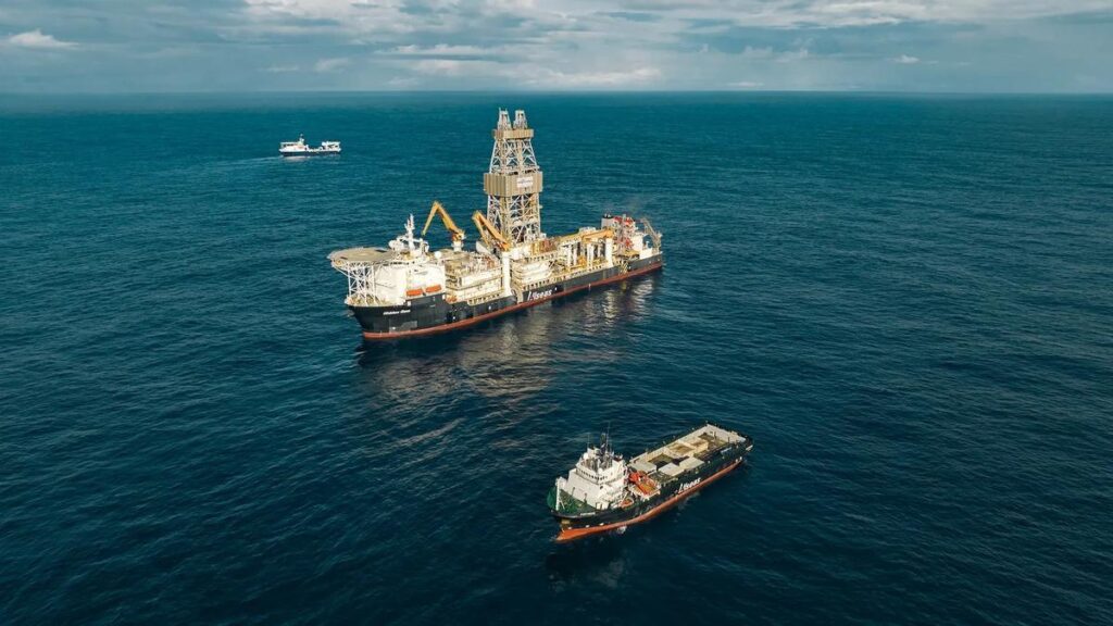 Buques de minería submarina haciendo prospecciones
