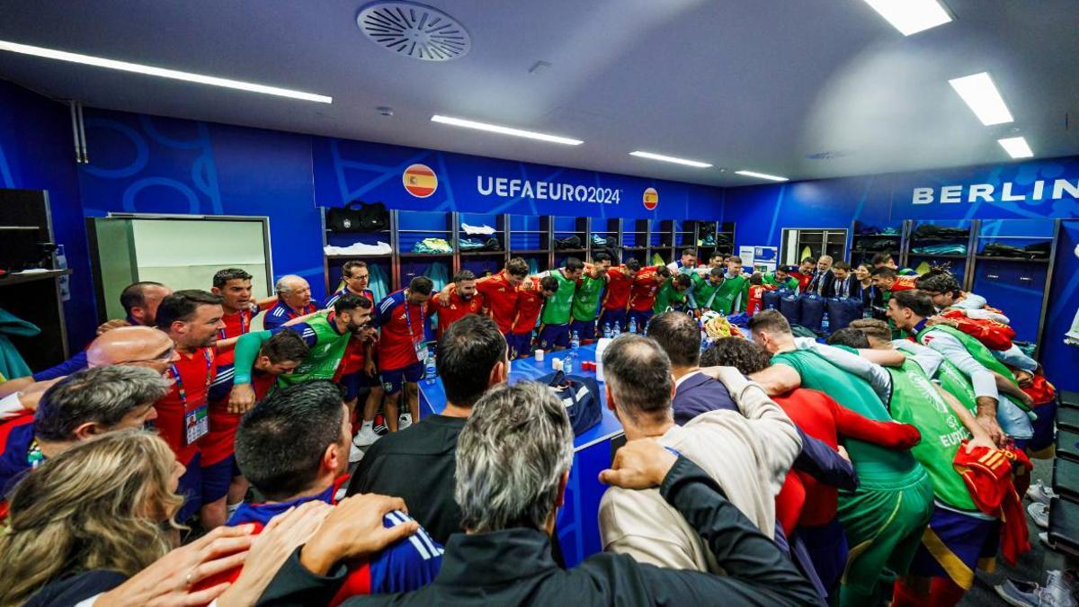 Los miembros de la selección celebran en el vestuario de Berlín el triunfo sobre Croacia