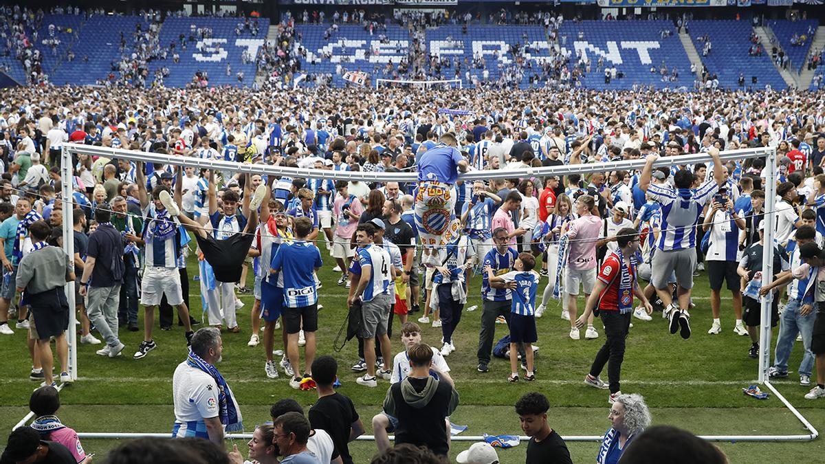 Invasión de aficionados del Espanyol al terreno de juego tras la victoria de su equipo frente al Real Oviedo.