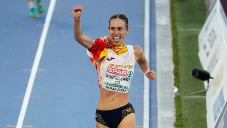 Laura García-Caro, de España  celebrando junto a la línea de meta, haber ganado la medalla de bronce en la prueba femenina de 20 km marcha del Campeonato de Europa de Atletismo en Roma