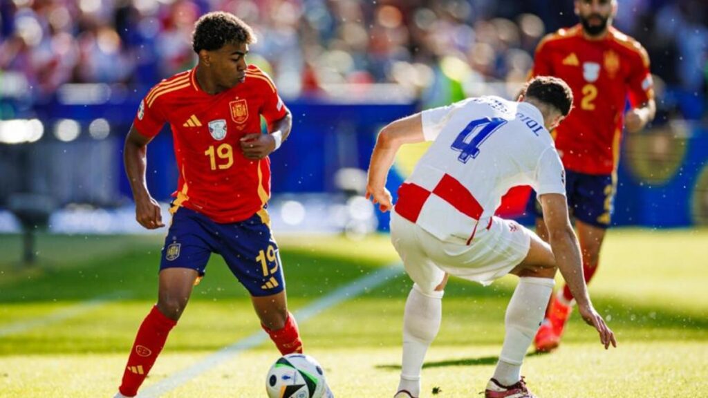 Lamine se marcha de Gvardiol en el partido entre España y Croacia.