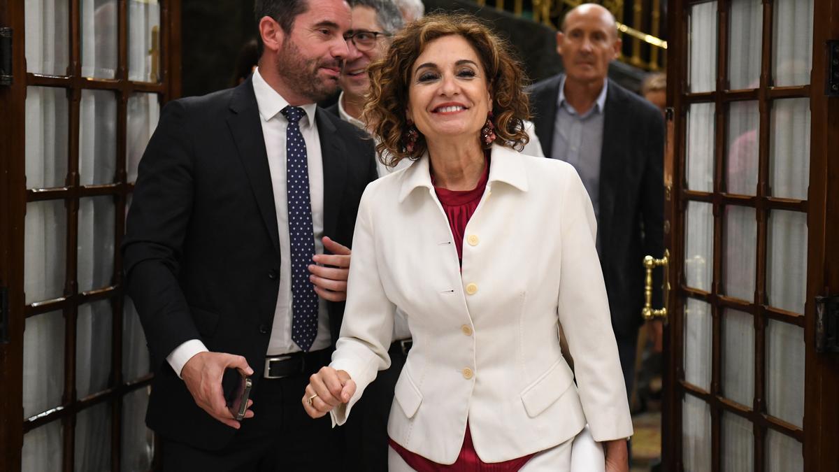 La vicepresidenta primera y ministra de Hacienda, María Jesús Montero, a su salida de una sesión plenaria, en el Congreso de los Diputados, a 25 de junio de 2024, en Madrid (España).