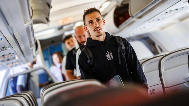 Grimaldo, en el viaje de vuelta de la selección tras ganar a Albania