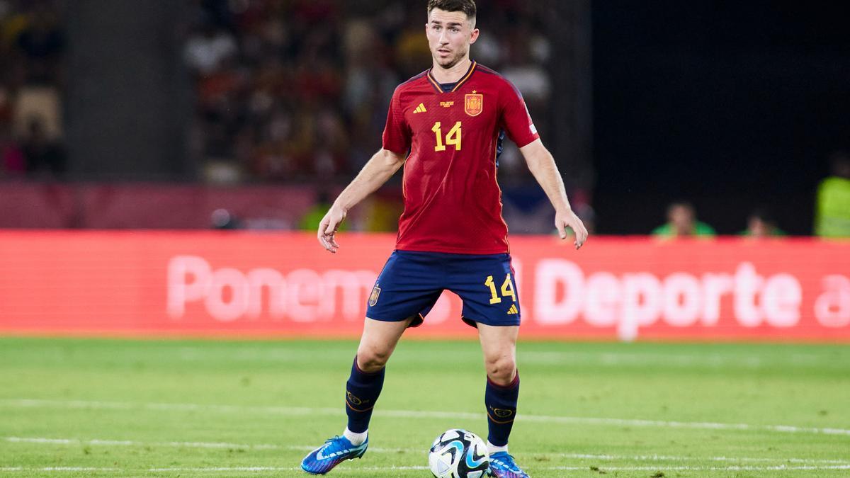 Archivo - Aymeric Laporte durante un partido con la selección española