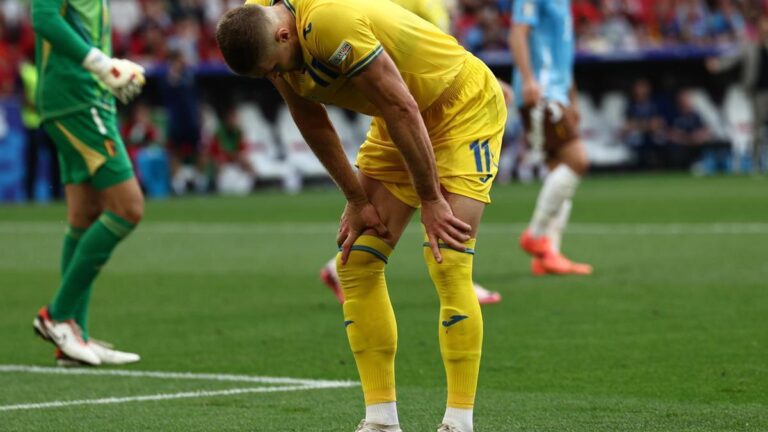 Artem Dovbyk, delantero de Ucrania, se lamenta de una ocasión fallada ante Bélgica.