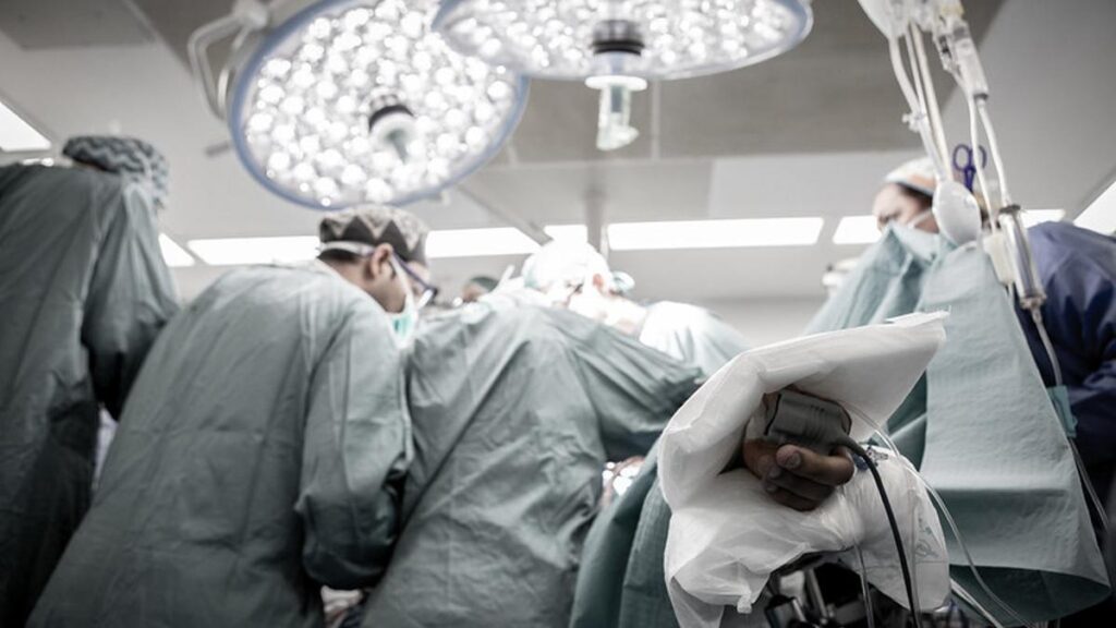 Imagen de una mesa de operaciones.
