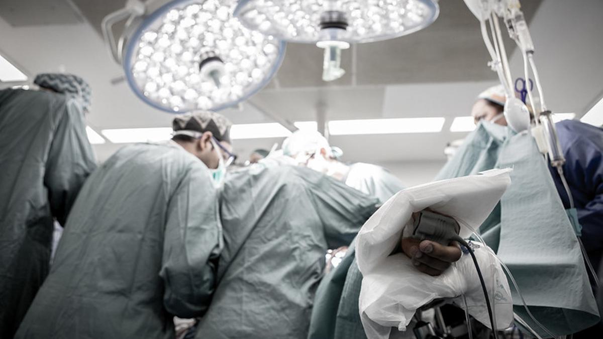 Imagen de una mesa de operaciones.