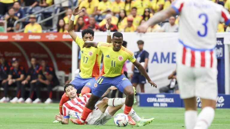 Un instante del duelo entre Colombia y Paraguay en la Copa América.
