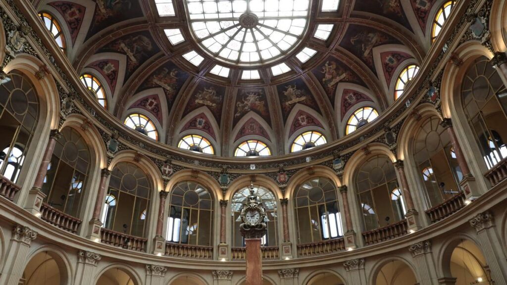Interior del Palacio de la Bolsa de Madrid, en Madrid (España)