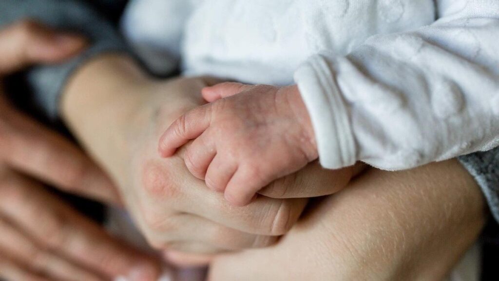 Buenas noticias para los padres: esta es la fecha para la retribución del permiso parental de 8 semanas