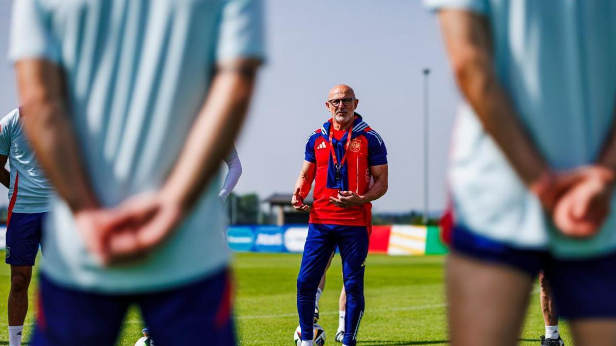 De la Fuente se dirige a sus jugadores en el entrenamiento de España de este sábado