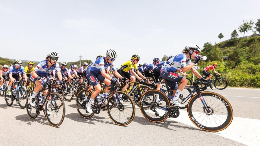 El IG Insurance Soudal tira del pelotón femenino de la Volta.