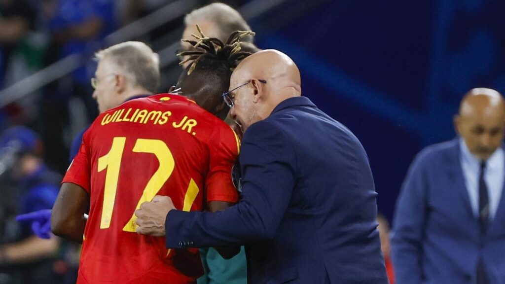 De la Fuente da instrucciones a Nico Williams durante el España-Italia.