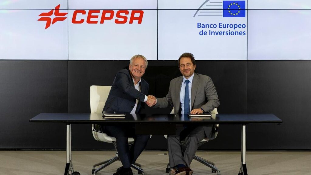 Maarten Wetselaar, consejero delegado de Cepsa, y Gilles Badot, director de Operaciones para España y Portugal del BEI