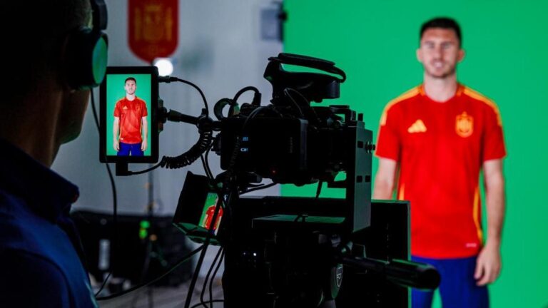 Laporte posa con la camiseta de España el día de las fotografías oficiales de UEFA