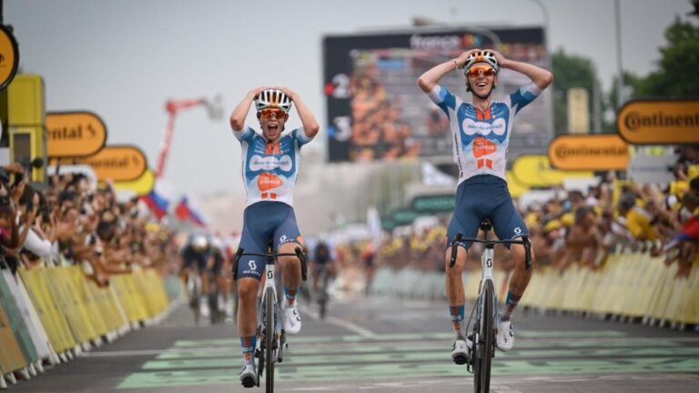 Romain Bardet y Frank van den Broek, en Rímini